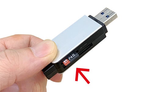 把較大容量的新microSD卡（新儲存位置），插入電腦的SD卡插槽（或是SD 卡讀取器等)。